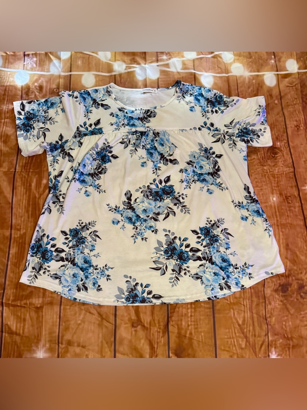 Women's Scoop Neck Short Sleeve Top in Blue Floral